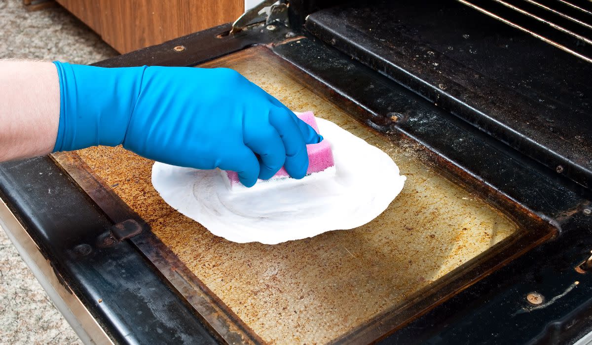 Jak wyczyścić piekarnik bez szorowania? Pomoże 1 tani produkt z kuchni 