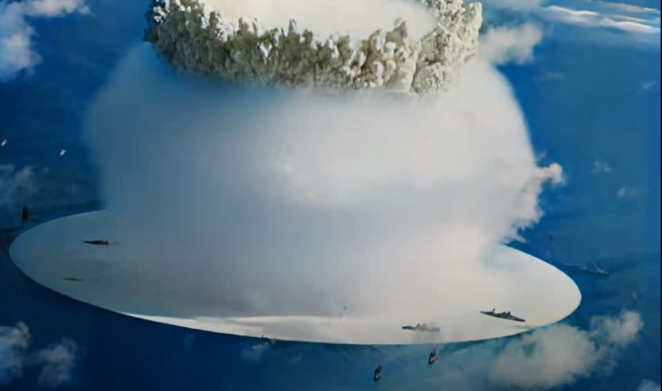 Wybuch bomby atomowej pod wodą. Detonacja w Bikini Atoll.