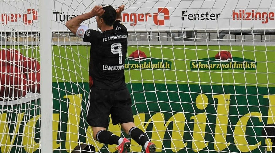 Robert Lewandowski w meczu Bundesligi.
