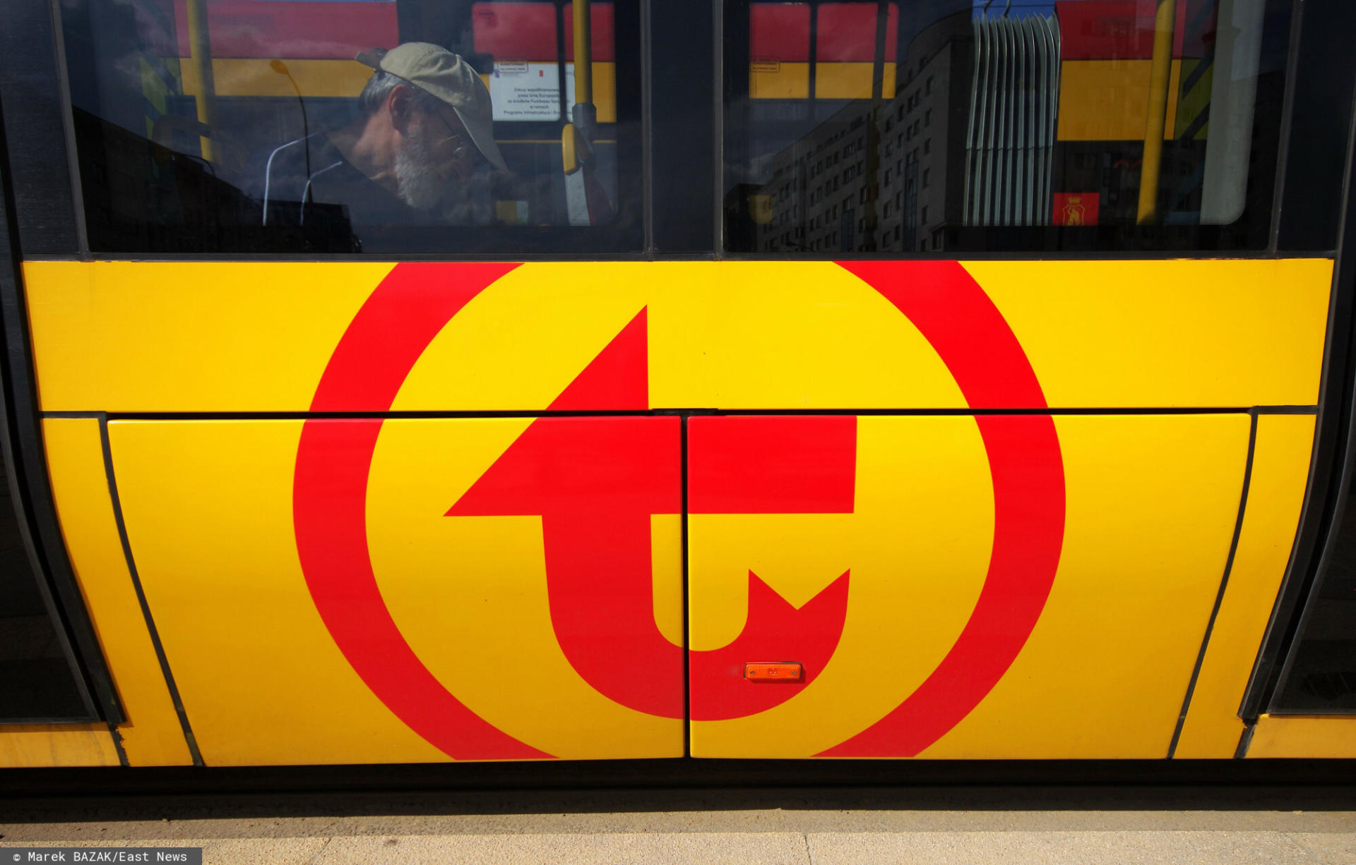Warszawa nowe logo Warszawski Transport Publiczny malowane na tramwajach