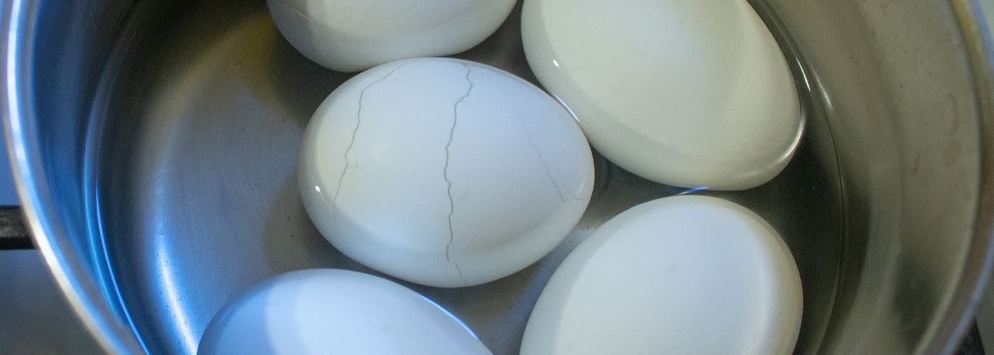 Pękające skorupki jajek podczas gotowania