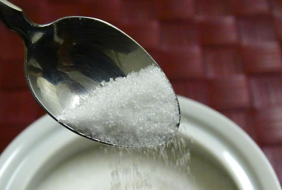 Kolejne sklepy reglamentują cukier. UOKiK apeluje, by nie robić zakupów "na zapas"