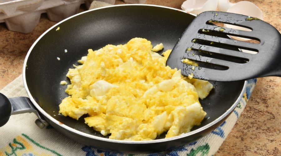 Jajecznica wyjdzie lepiej na odpowiednim tłuszczu