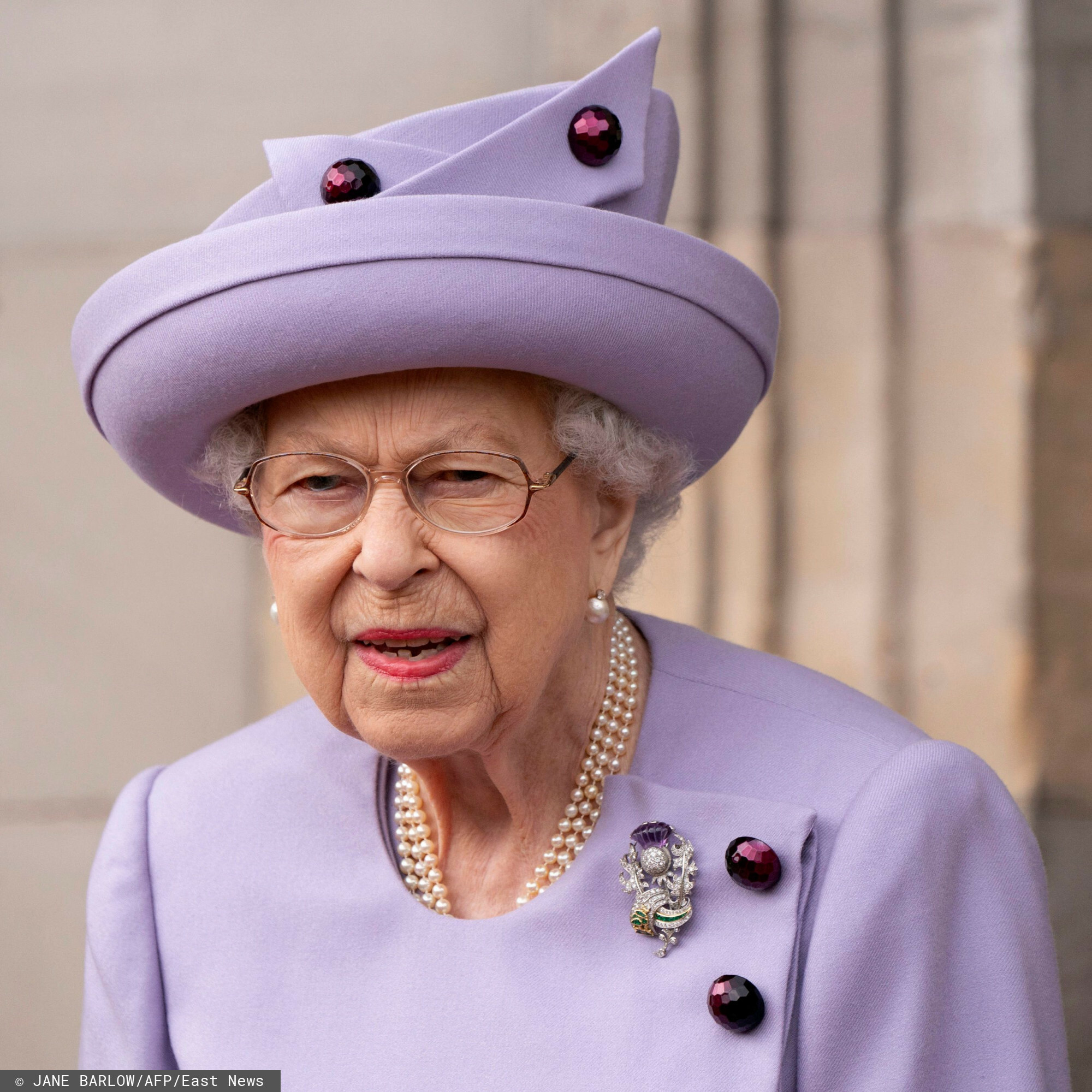 Królowa Elżbieta EA (2)