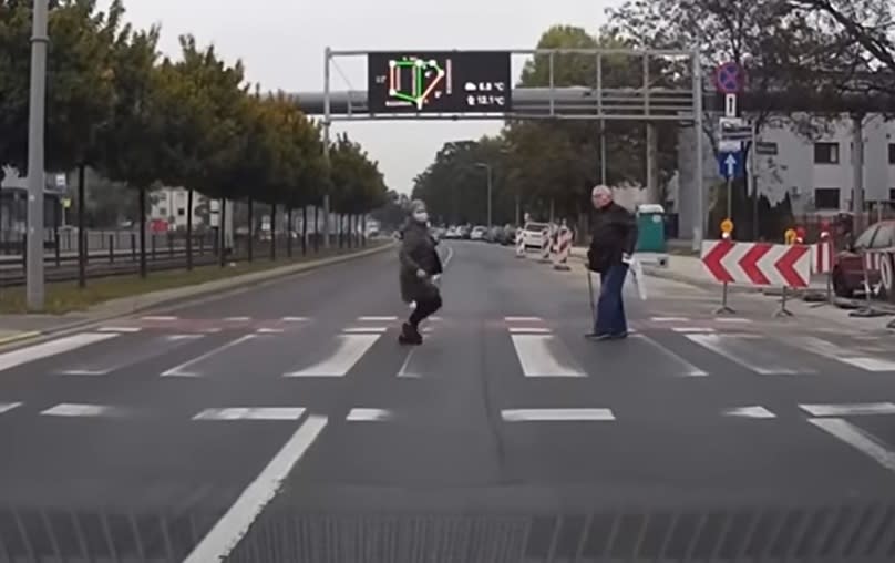Kierowca dostawczaka niemal potrącił pieszych na pasach w Poznaniu