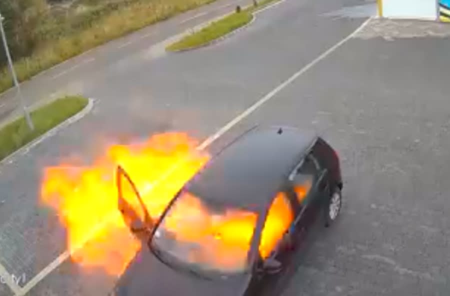 Jelenia Góra: Niebezpieczny incydent na myjni samochodowej. W aucie doszło do eksplozji, kierowca ledwo uszedł z życiem
