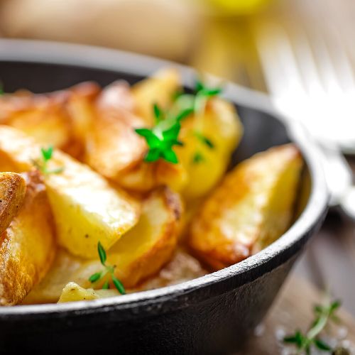 Pieczone ziemniaki są idealnym dodatkiem do każdego obiadu