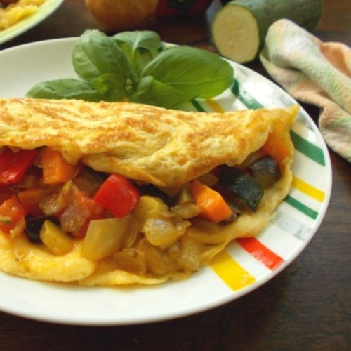 Omlet będzie smakował wyśmienicie z duszonymi warzywami