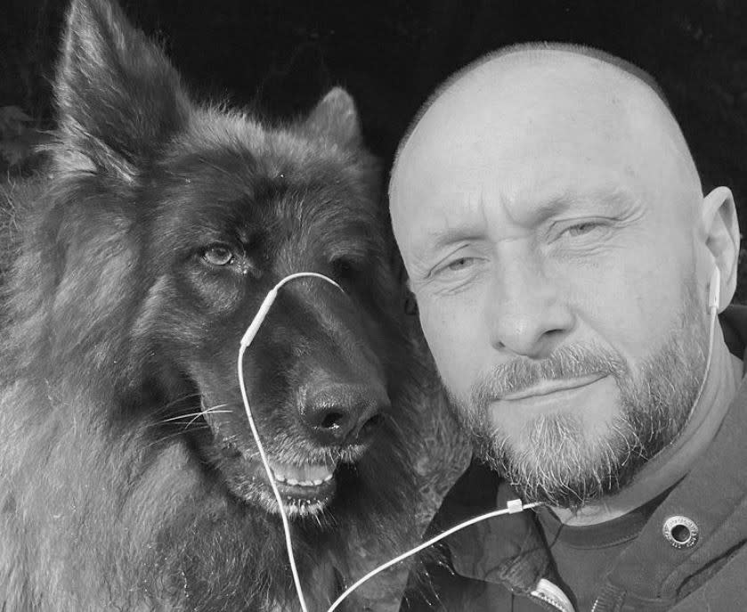 Kamil Durczok z psem