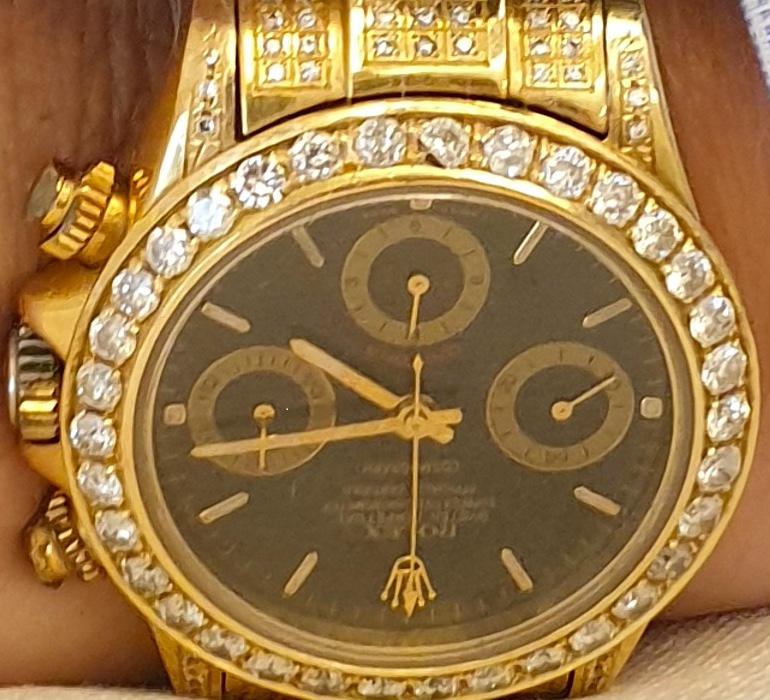 Złoty zegarek z diamentami ukradziony przez złodzieja. Jest wart około 40 tys. złotych