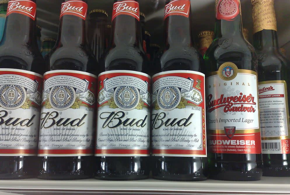 Po prawej stronie: Budweiser amerykański, po lewej: Budweiser czeski. Źródło zdjęcia: wikimedia