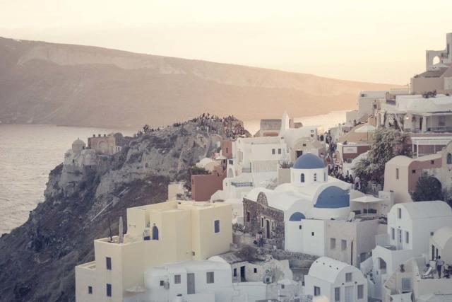 Grecja przedłuża ograniczenia dla podróżnych