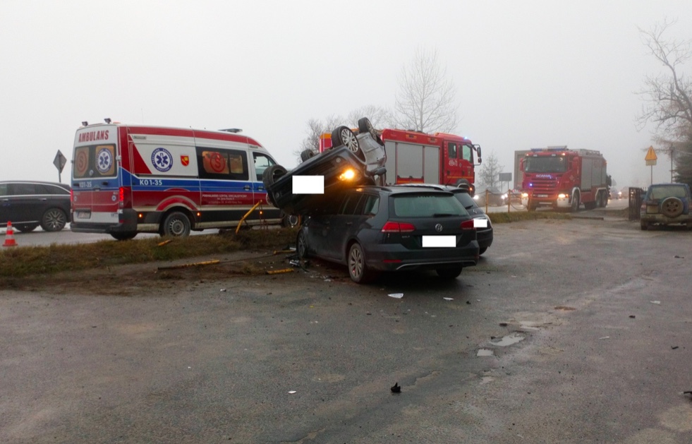 Niecodzienny wypadek na Zakopiance. Fot.: OSP Rdzawka KSRG