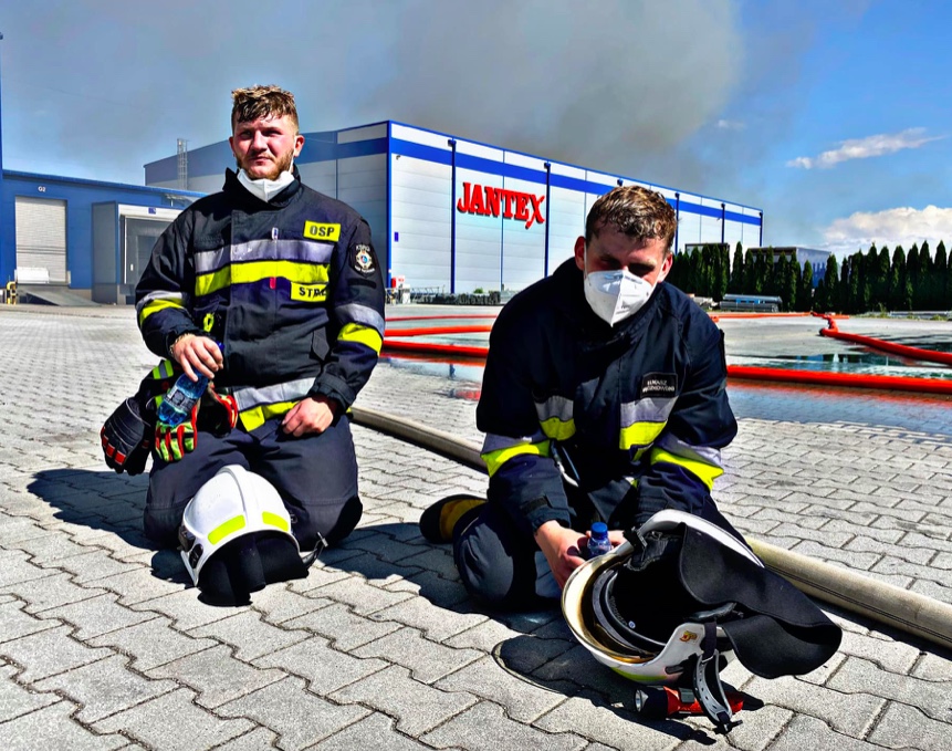 Strażacy gaszący pożar w Starej Tuchorzy wykonali tytaniczną pracę. Fot.: Ochotnicza Straż Pożarna Tuchorza