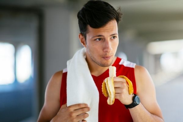 sportowiec jedzący banana