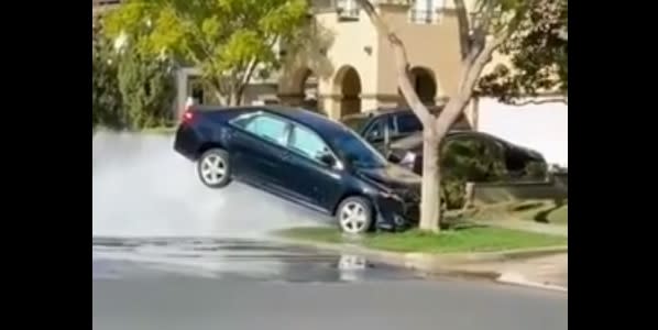 Toyota Camry uderzyła w hydrant