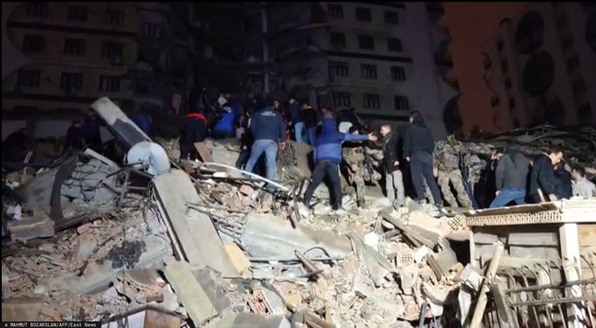 trzęsienie ziemi, fot. MAHMUT BOZARSLAN/AFP/East News