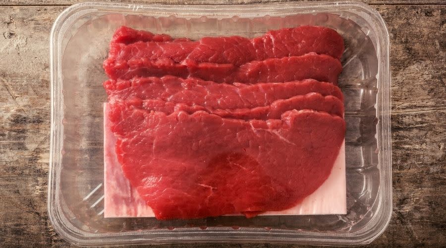 Dlaczego w opakowaniu mięsa są dziwne wkładki? 