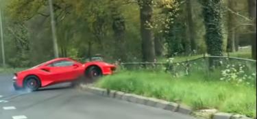 Ferrari kolizja na drodze