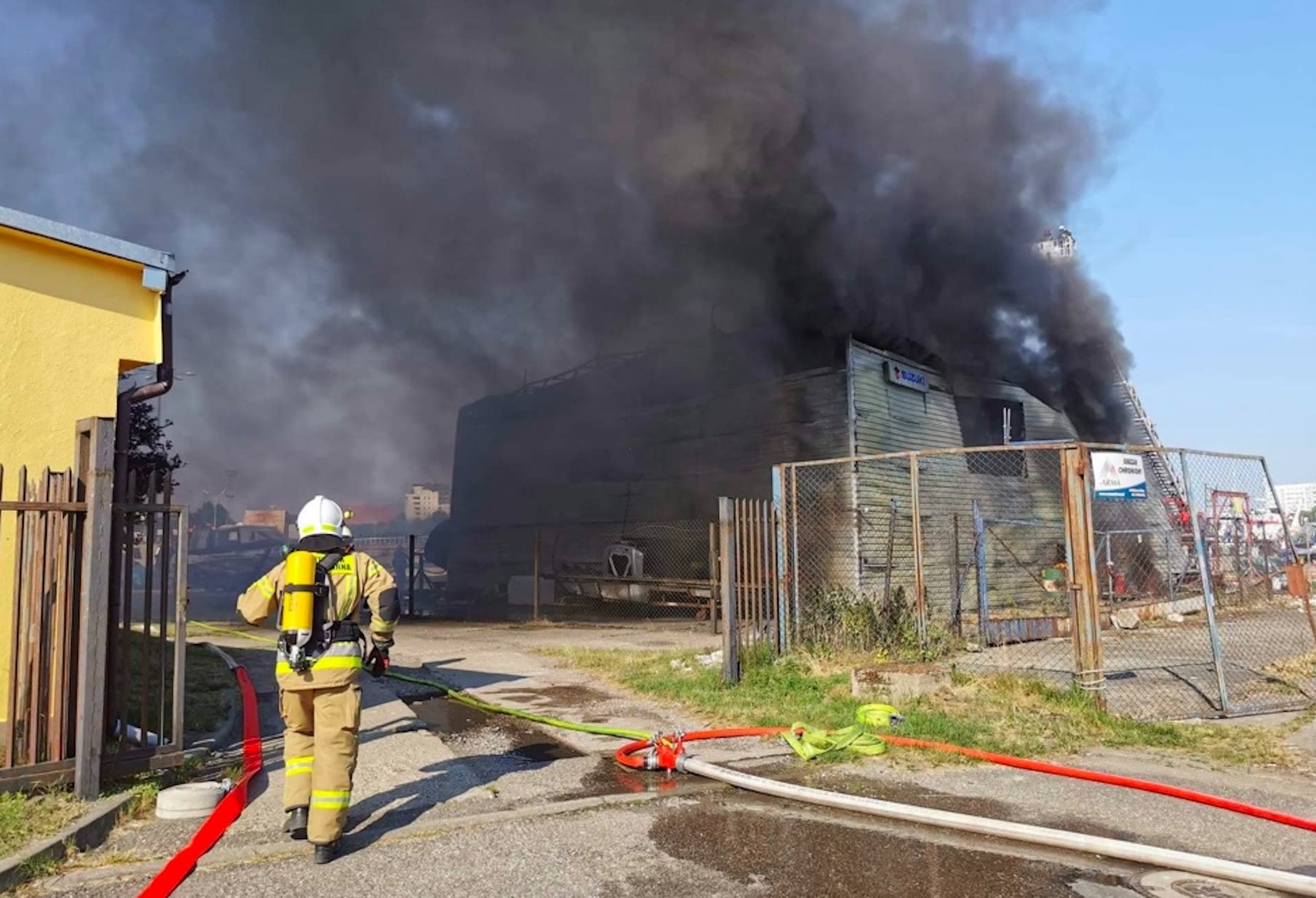 Kołobrzeg: pożar hali blisko portu, strażacy prowadzili akcję gaśniczą