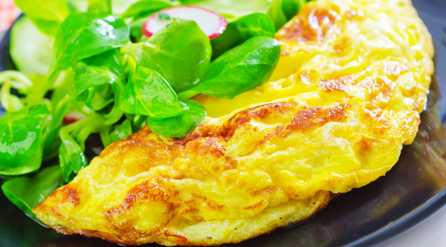 Puszysty omlet po cesarsku. Śniadaniowy przysmak z Austrii