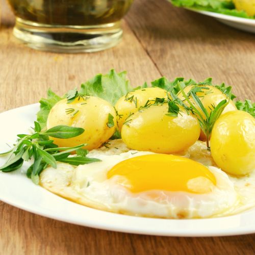 Jajka sadzone i ziemniaki stanowią doskonałe obiadowe połączenie