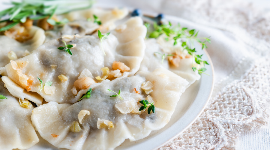 Jak Ewa Wachowicz robi pierogi z kapustą i grzybami?