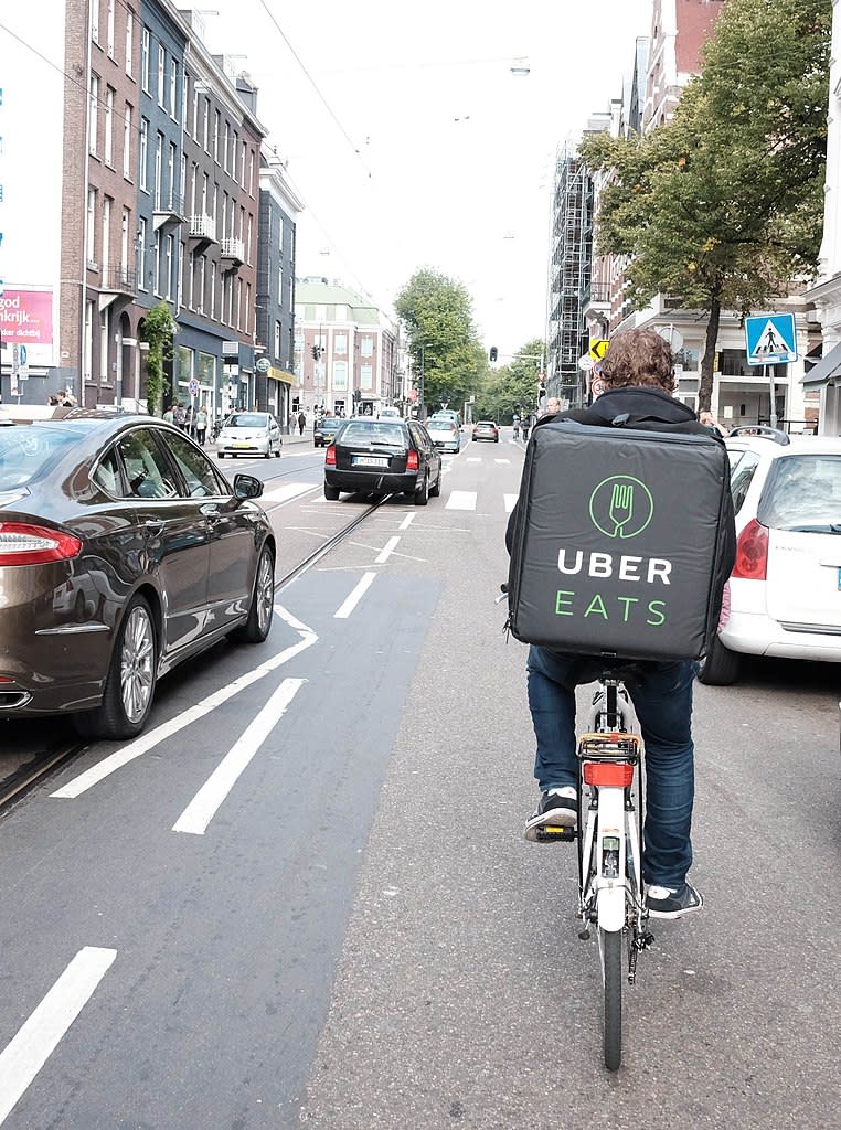 Rowerzysta z plecakiem Uber Eats.