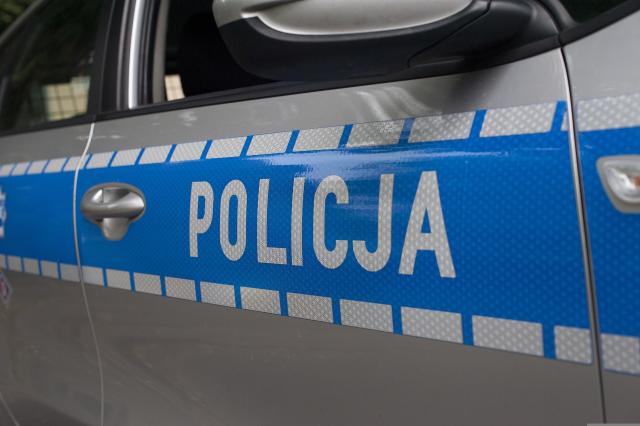 Policja bada sprawę ciała młodego mężczyzny znalezionych przy drodze niedaleko miejscowości Końskie.