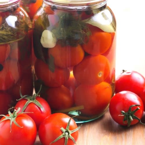 Kiszone pomidory są idealne do sałatek i kanapek