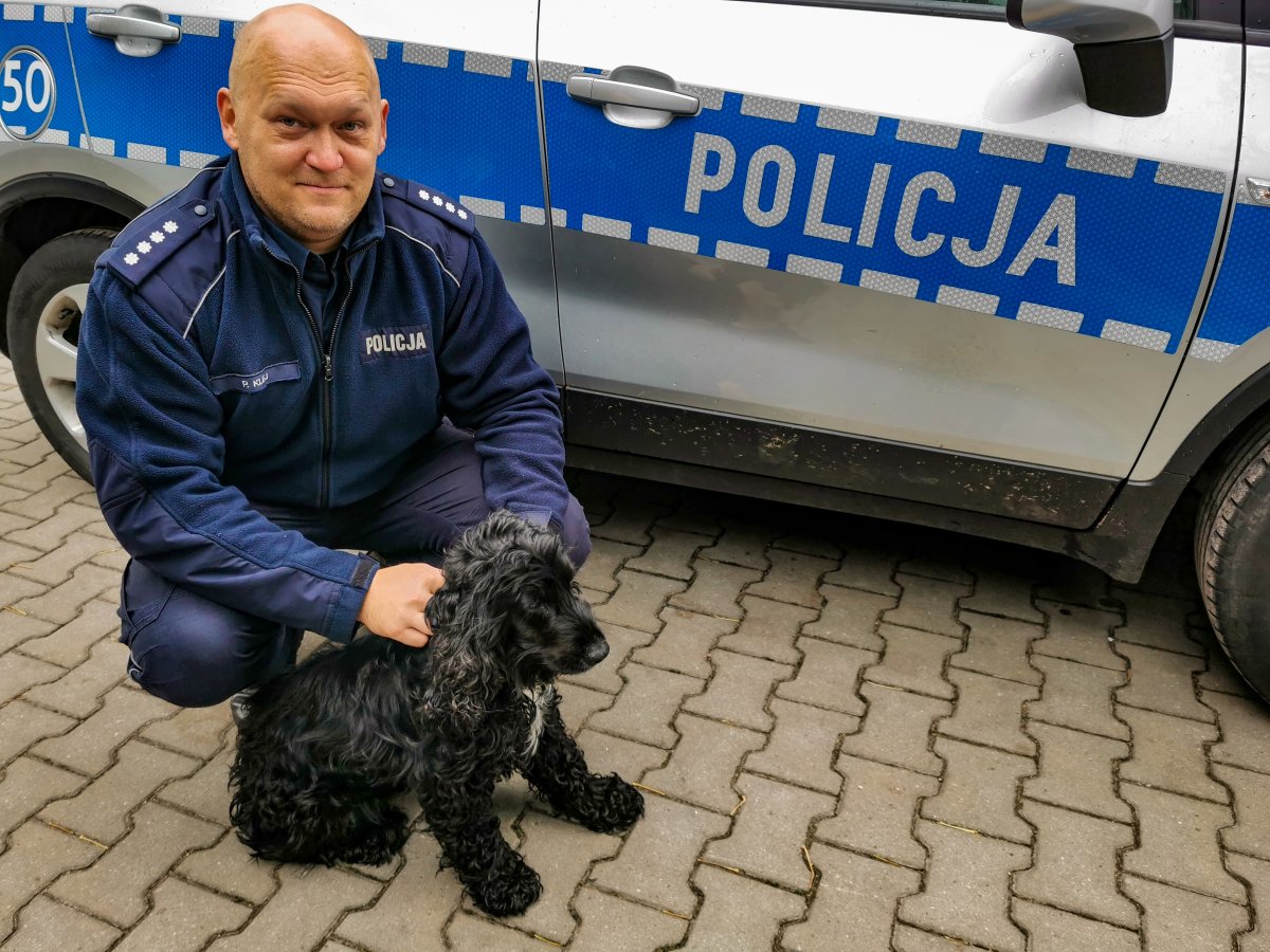 Policjant z uratowanym pieskiem