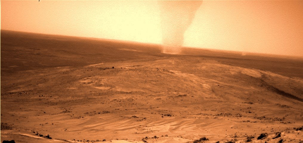 Wir wietrzno-pyłowy na powierzchni Marsa.