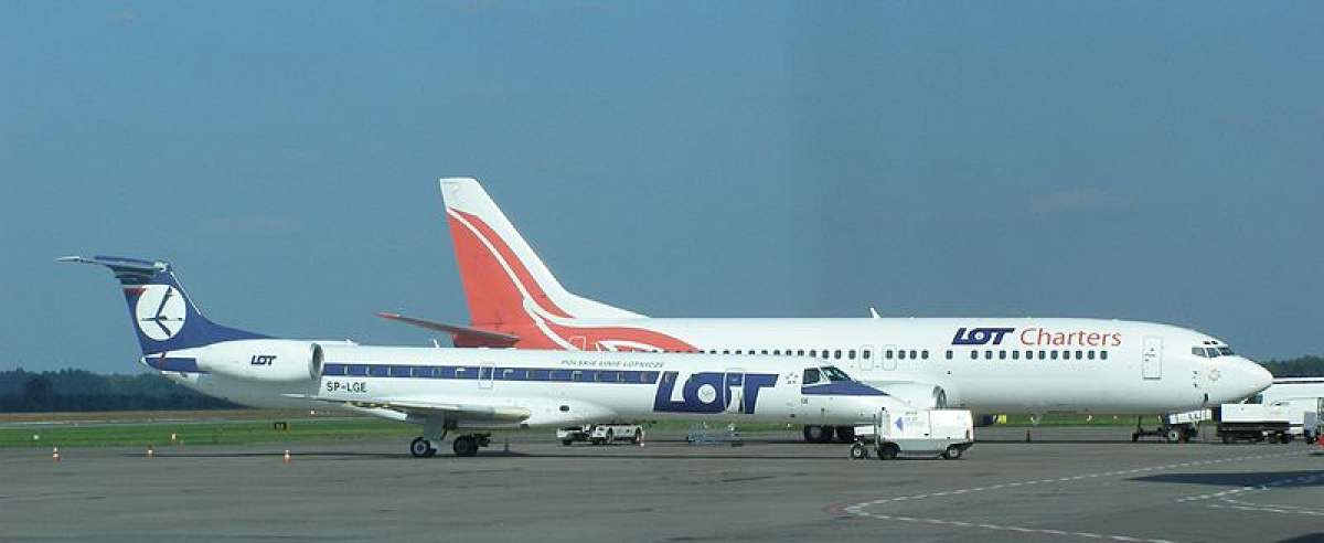 Embraer ERJ-145 (SP-LGE) Polskich Linii Lotniczych LOT i Boeing 737-400 LOT Charters w Międzynarodowym Porcie Lotniczym im. Jana Pawła II Kraków-Balice (KRK/EPKK)