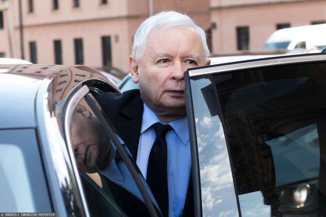 Jarosław Kaczyński spieszył się na mszę. Jego kierowca ponownie złamał prawo. Który już raz?