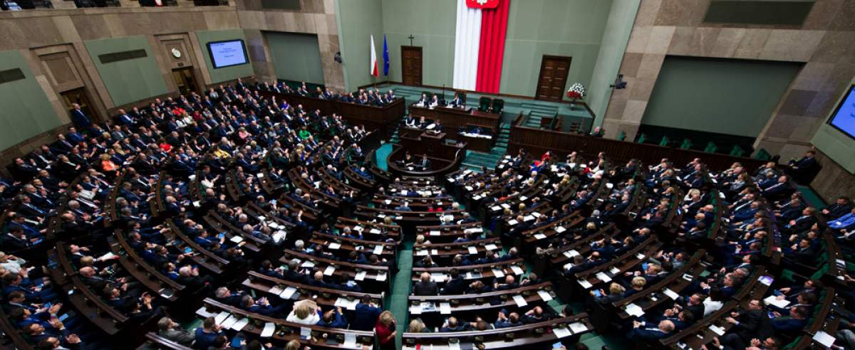 Debata w Sejmie nad expos&eacute; i głosowanie nad wotum zaufania