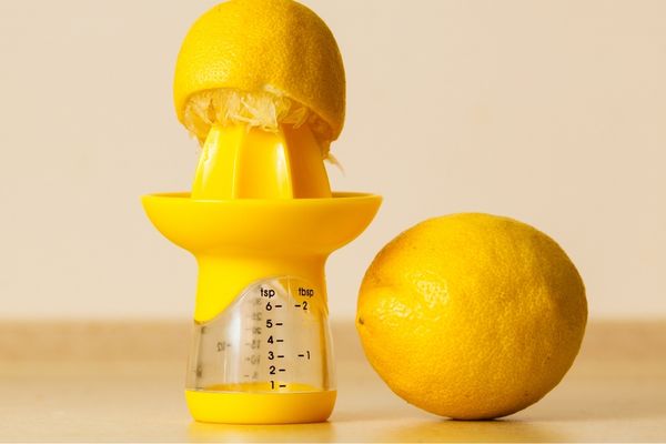 wyciskanie soku z cytryny