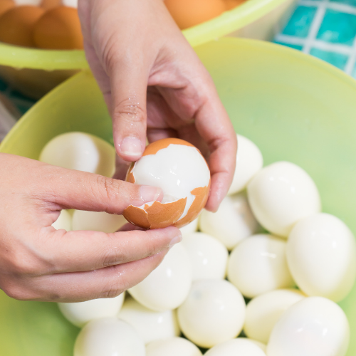Obieranie jajek na twardo gotowanych z dodatkiem soli