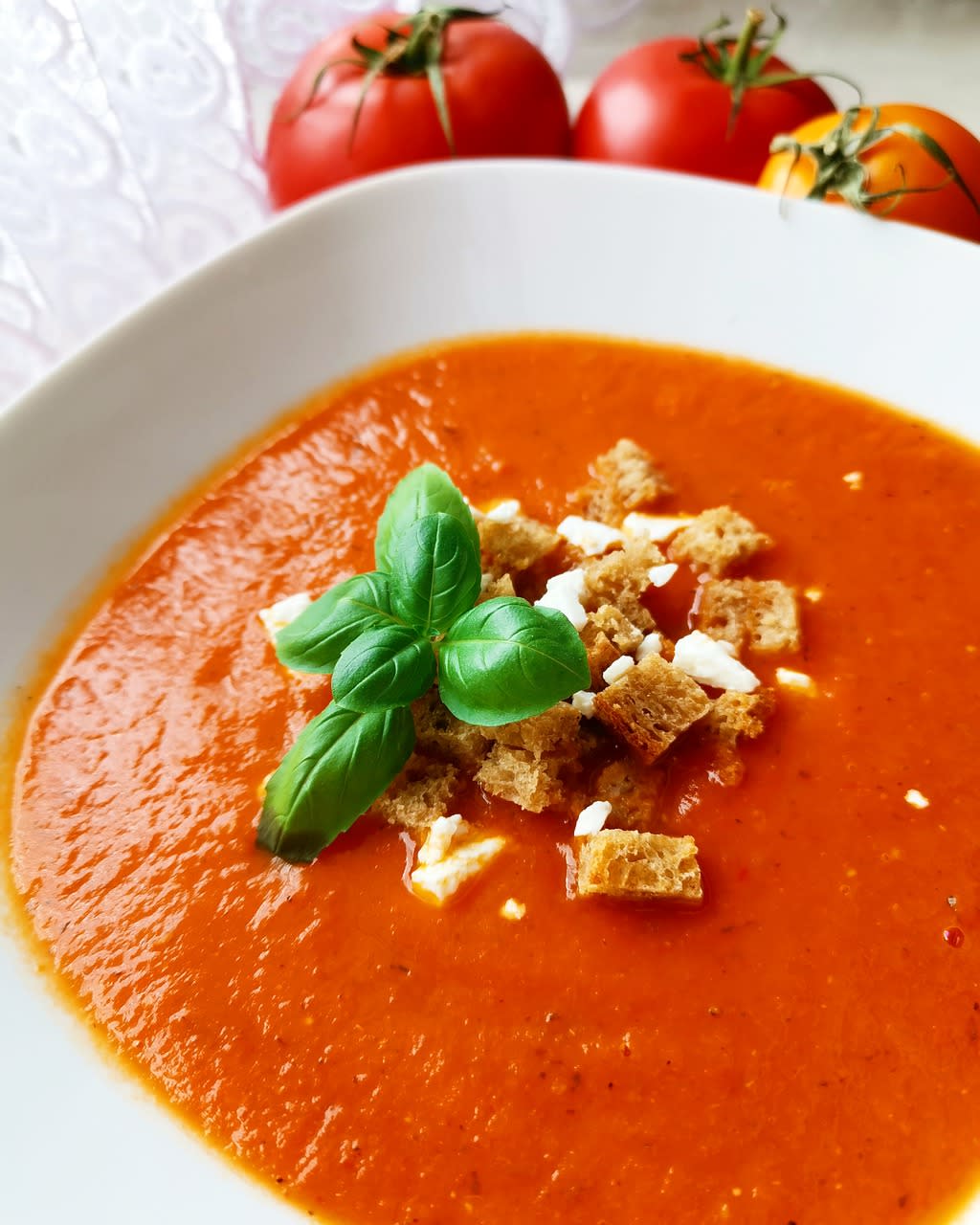 Zupa pomidorowa z bazylią i grzankami serowymi