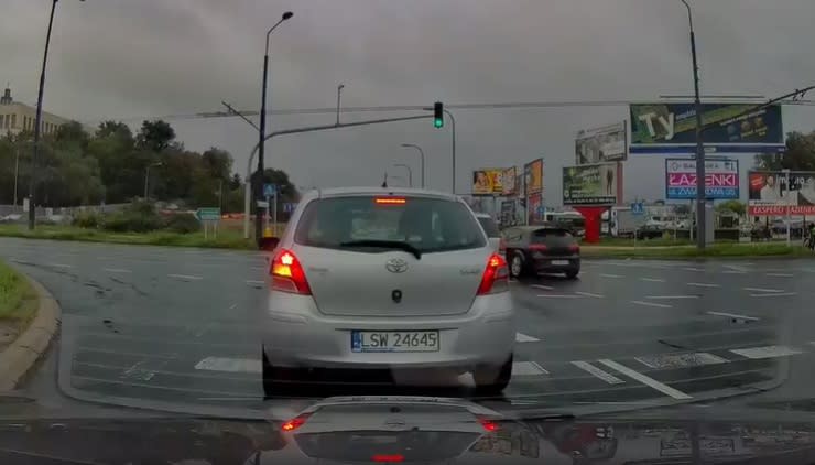 Kierowca zauważył na światłach, jak ktoś wyrzuca niedopałek przez okno