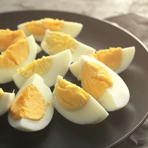 Jajka na twardo dobrze pasują do sałatki warstwowej