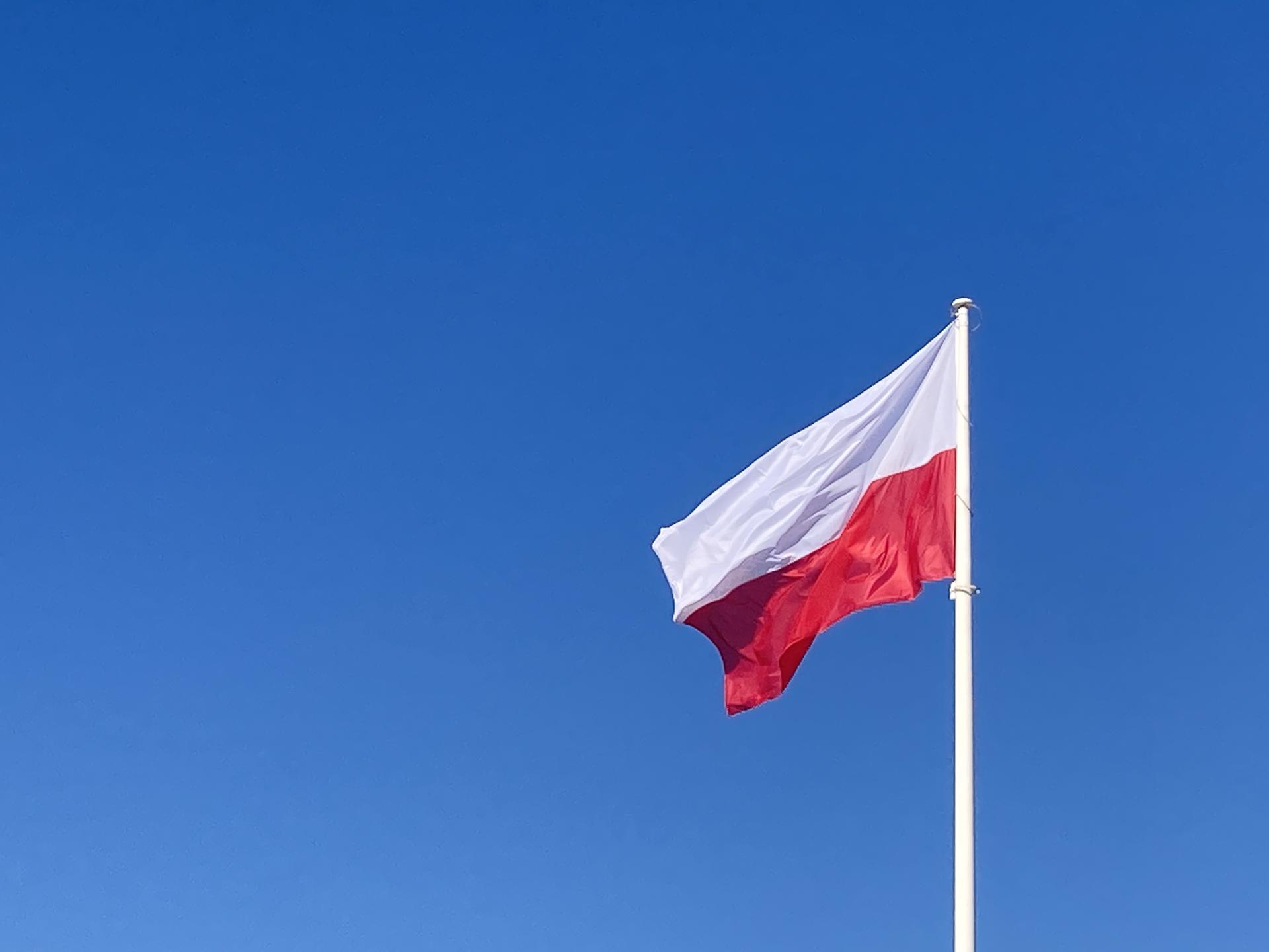 flaga Polski-Polska-niebo-biznesinfo
