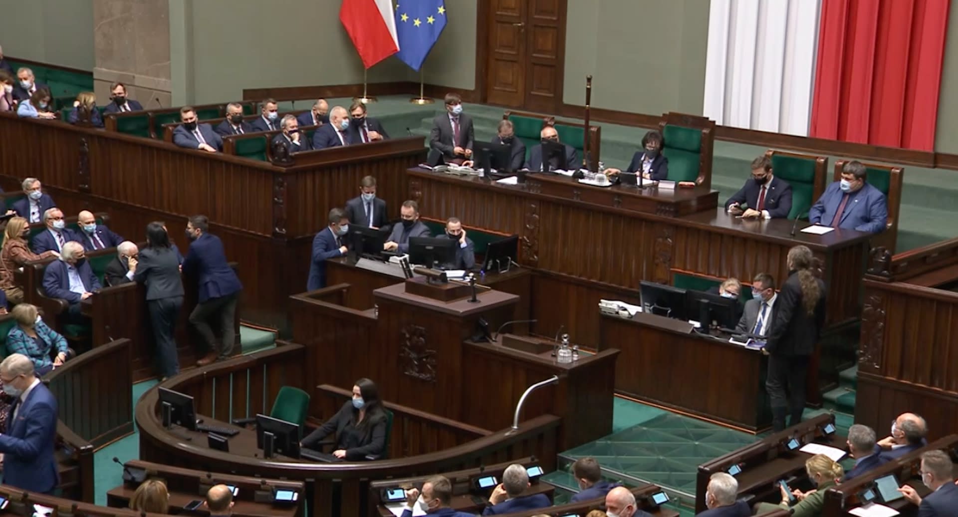 Awantura w Sejmie: Elżbieta Witek wyjaśniła posłowi Konfederacji Jakubowi Kulszy, dlaczego nie może głosować