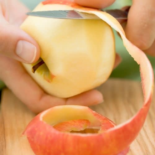 Obieranie jabłka