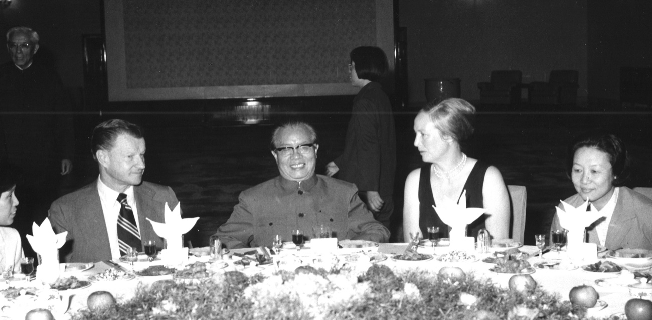 Emilię Brzezinski na kolacji z chińską delegacją. Fot.: CSIS | Center for Strategic & International Studies from Washington DC, USA; public domain.