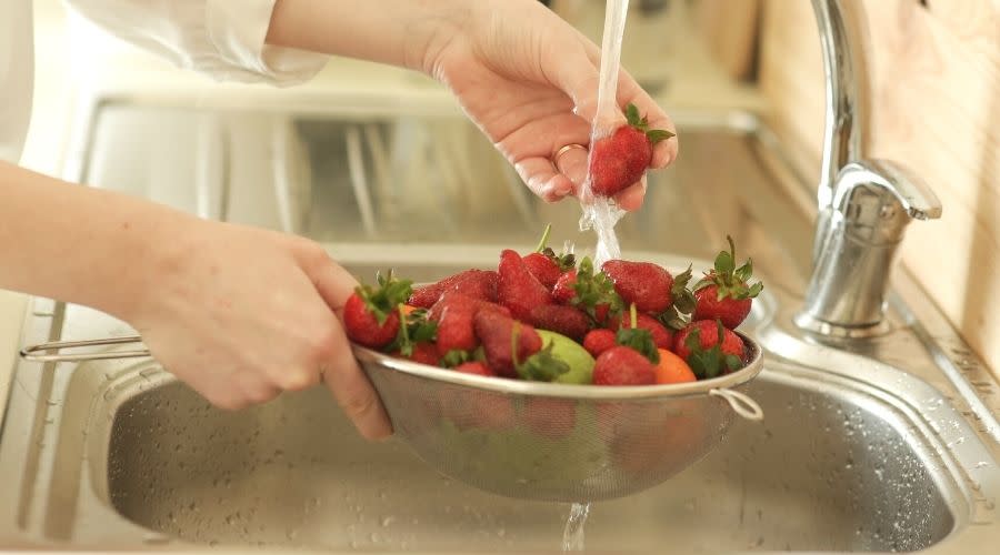 Jak należy prawidłowo myć truskawki?