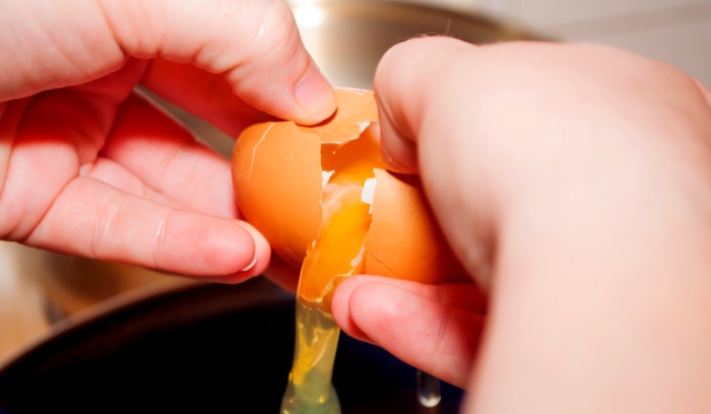 Jak rozbijać jajka? Mamy najlepszy sposób