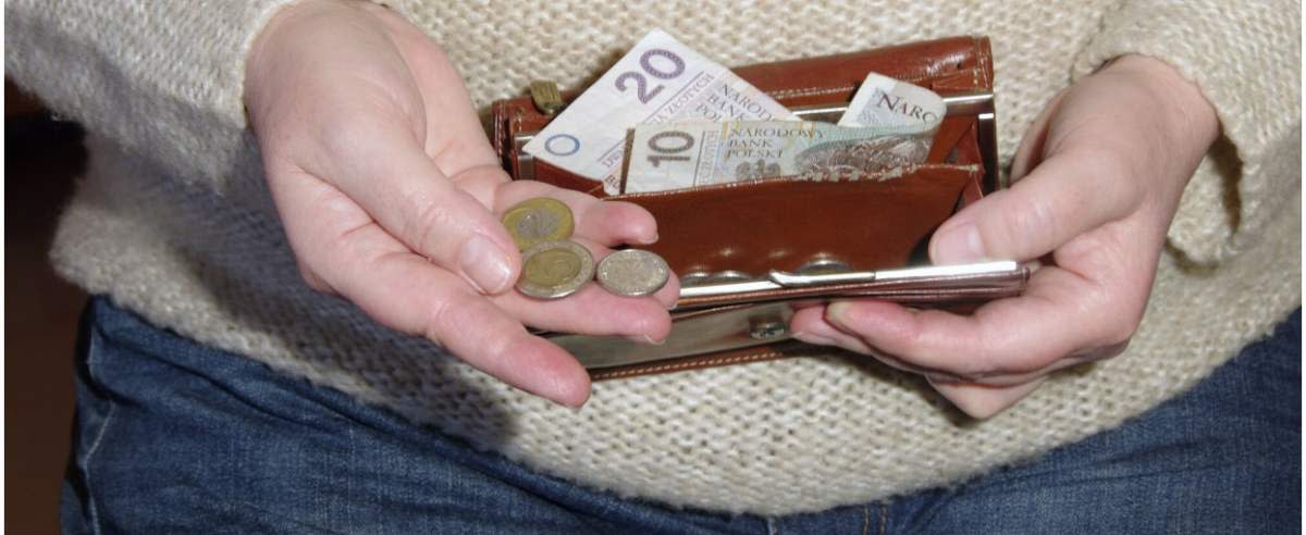 PHOTO: ZOFIA I MAREK BAZAK / EAST NEWS Kobieta wklada pieniadze do portfela