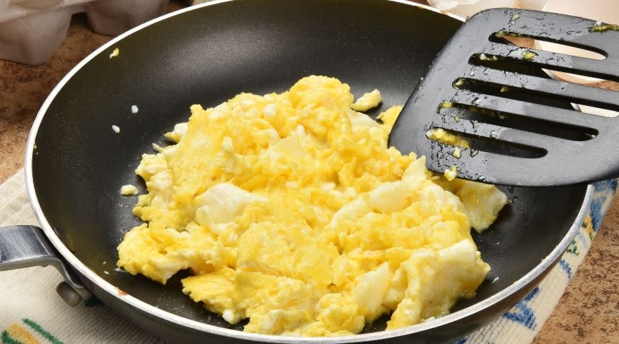Jajecznica z kaszanką - prosty przepis na przepyszne śniadanie