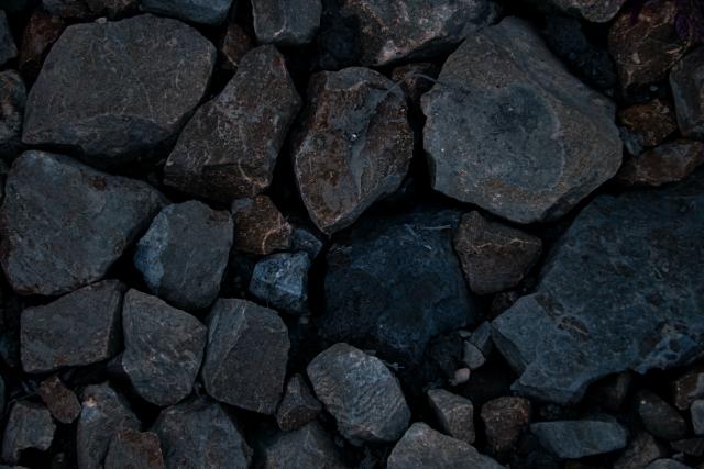 Mieszkanka Zawiercia zakupiła 3 tony węgla. Zamiast tego otrzymała kamienie pomalowane na czarno. Sprawę ujawnił deszcz
