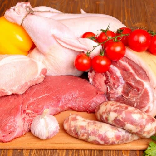 Kilka rodzajów świeżego mięsa na desce